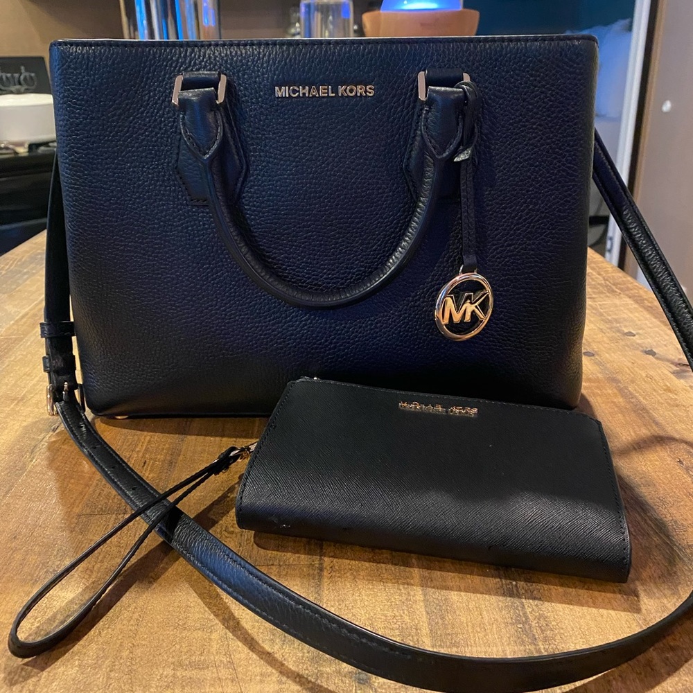 Michael Kors
CAMILLE LARGE SATCHEL & WALLET